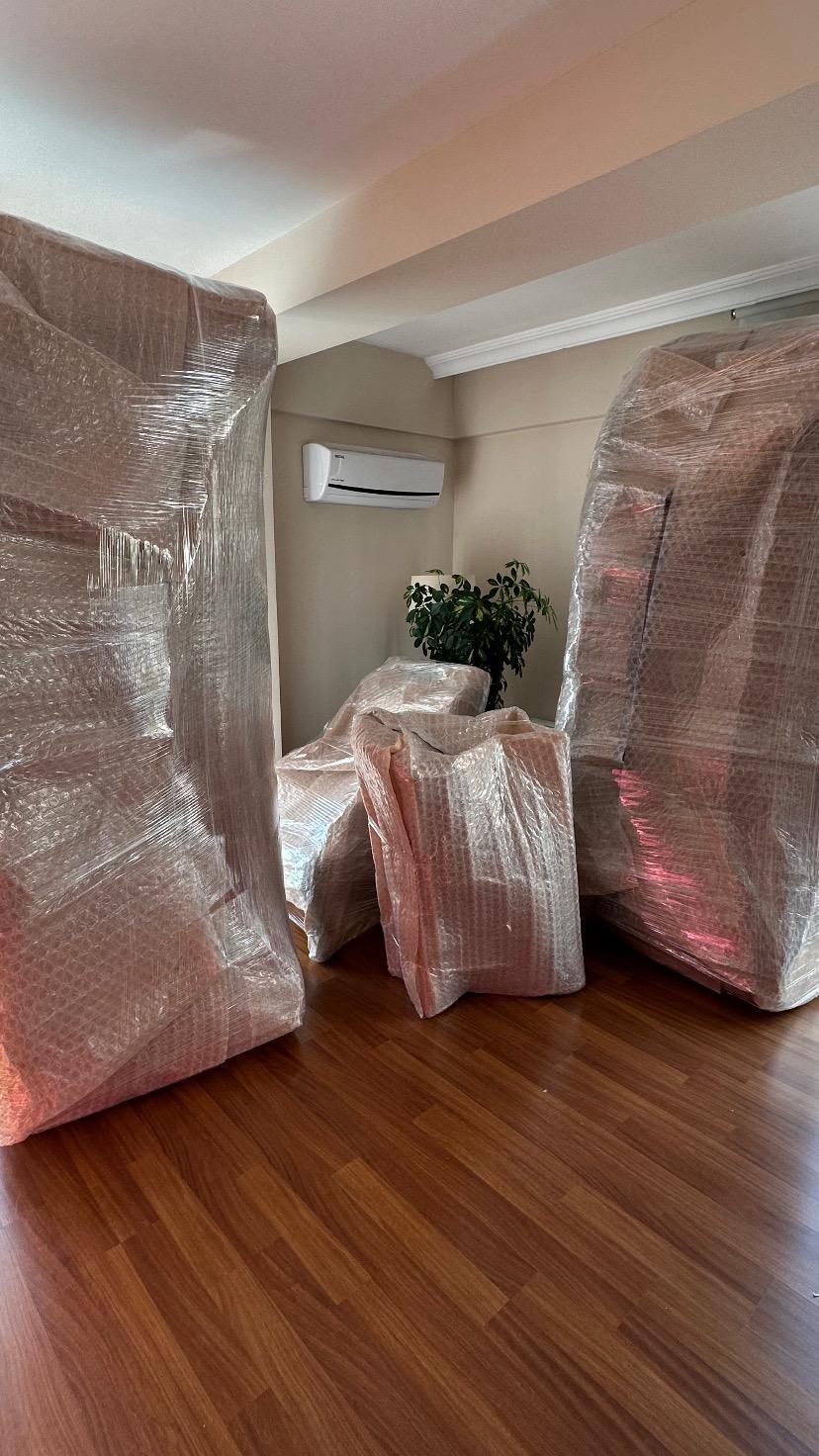 Taşıma öncesinde koruyucu malzemeyle paketlenmiş mobilyalar